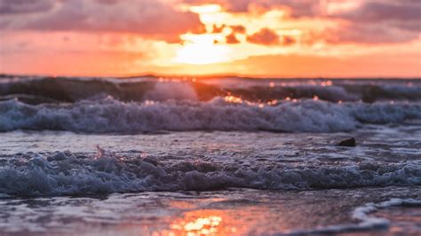 Download Wallpaper 1280x720 Sunset Sea Waves Beach Sun Cloud Hd