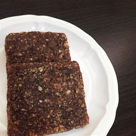 Baked oatmeal granola bars, 1 bar. "Low calorie peanut butter banana cocoa oatmeal bars" Ingredients; oats, banana, peanut butter ...