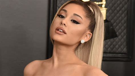 The Voice S Ariana Grande Shows Off Her Sculpted Abs As She Pays Moving