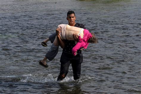 Un Migrante Venezolano Cruza El Río Bravo Desde México A Estados Unidos