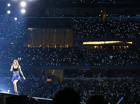 Concert Review Taylor Swift Brings Us Into Her Megastar Orbit For A Night At Atandt Stadium