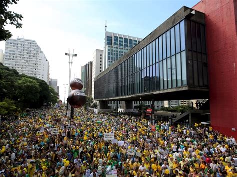 Teve manifestação hoje em brasília, ainda que pequena, e a tônica foi sim atacar o stf e, primacialmente, o congresso o próprio bolsonaro apareceu p/ parabenizar os manifestantes. www.cabresto.blogspot.com : Manifestantes se reúnem na ...