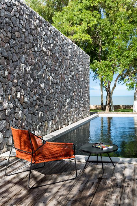 Sandur er utført i pulverlakkert stål og er håndflettet i et gjennomfarget båttau. Sandur Club Chair Full Woven | Architonic
