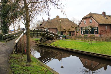 Giethoorn village houses for sale.real estate details: Visit Giethoorn, the picturesque Dutch village with no ...