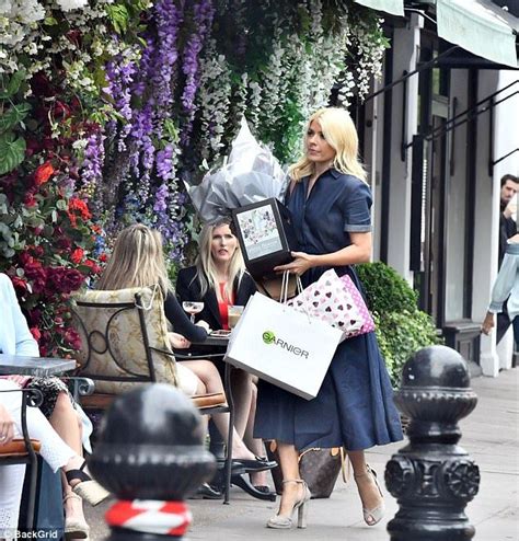 Holly Willoughby Steps Out With Lookalike Mum Holly Willoughby Holly Willoughby Style Holly