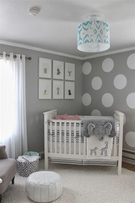 Tipps und ideen für ein süßes babyzimmer. wandfarbe grau und wand streichen muster weiße punkte für ...