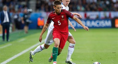Raphaël guerreiro, latest news & rumours, player profile, detailed statistics, career details and transfer information for the bv borussia 09 dortmund player, powered by goal.com. Borussia Dortmund signs Portugal's Raphael Guerreiro ...