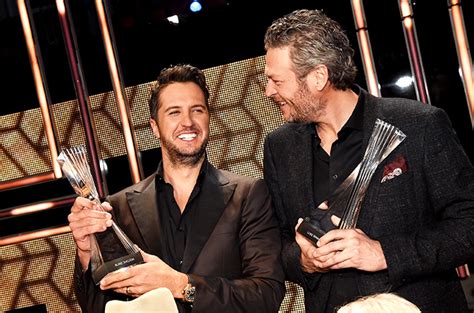 Blake Shelton Roasts Luke Bryan At Cmt Artists Of The Year Kenny