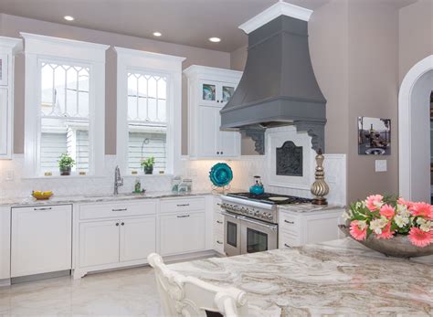 They add both form and functional appeal by breaking up the monotony of repetitive cabinet fronts, allowing you to proudly display decorative dishware or cherished keepsakes. Hood-Backsplash-Kitchen-White-Cabinets-Glass-Doors ...