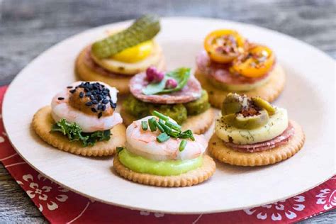 Canapés mit Crackern für die nächste Party