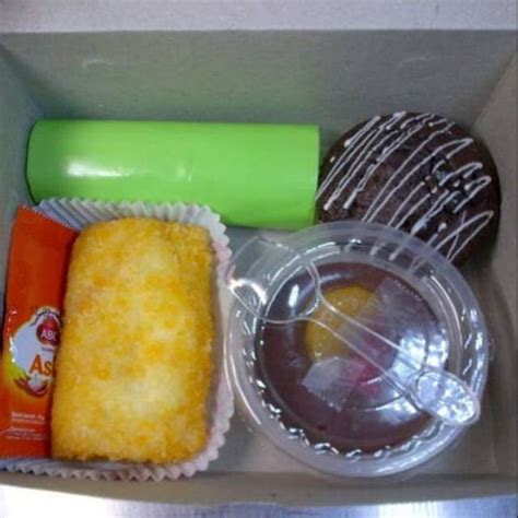 SNACK BOX ISI 4 KUE | Shopee Indonesia