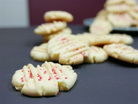 We use the maraschino cherries cut in half and pressed into the center of the cookies after flattened. Canada Cornstarch Shortbread Cookies | Recipe | Shortbread ...
