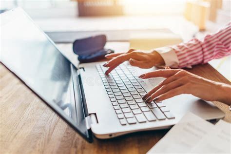 Las Mujeres Dan Mecanografiar En El Trabajo De Teclado En Casa Foto De