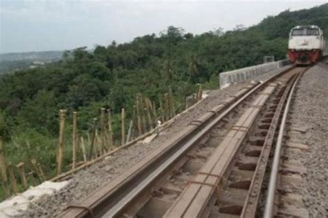 Bagi pecinta kereta api, tentu ini menjadi kabar baik. Jalur Kereta Api Jakarta-Bandung di Purwakarta Ambles ...