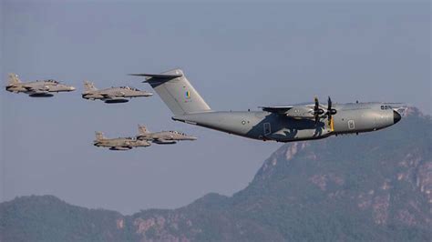Im vergangenen jahr lieferte airbus insgesamt 19 transporter aus. A400M der Luftwaffe betankt EF-18 - FLUG REVUE