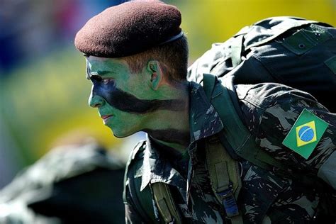 Servir uma das forças armadas brasileiras é uma forma de trilhar os primeiros passos na carreira militar. Fuzileiro brasileiro | Exercito brasileiro, Comandos ...