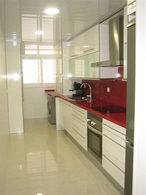 Las cocinas alargadas son una de las disposiciones más usuales en cocinas pequeñas. cocinas estrechas alargadas (3) | Decorar tu casa es ...