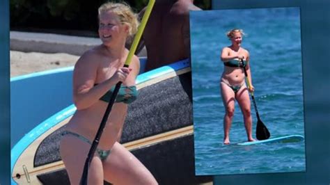 Amy Schumer Dons A Bikini In Hawaii Video Dailymotion