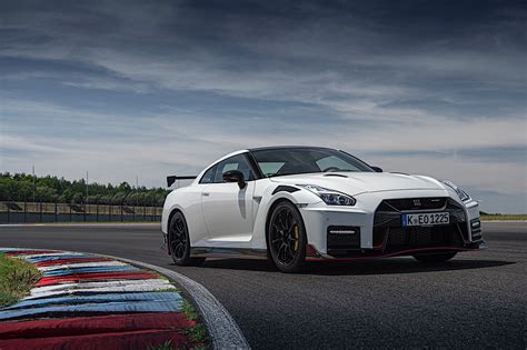 2020 Nissan Gt R Nismo Takes To The Track Shows Lighter Is Better