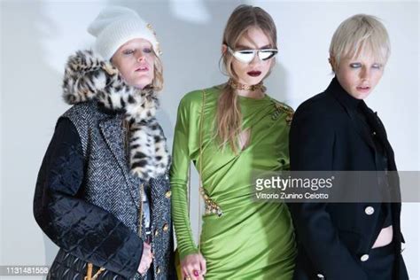 Group Of Versace Models Photos And Premium High Res Pictures Getty Images