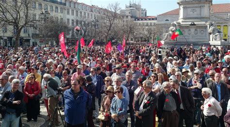 Portugal após o 25 de abrildireitos fundamentais;órgãos de poder;o peso da europa na economia portuguesa;a interacção de 2. Milhares de pessoas desfilaram em Lisboa no 25 de Abril ...