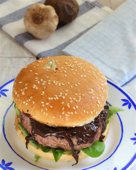 The beef burgers stay juicy and delicious on the grill or stove top! Beef burger with black garlic, the recipe to surprise on summer barbecues | X World