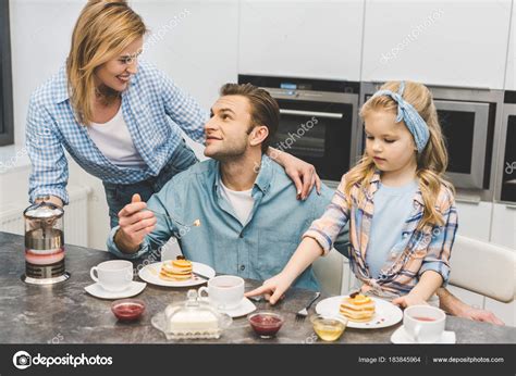 Padres Hijita Desayunando Juntos Casa — Foto De Stock © Y Boychenko