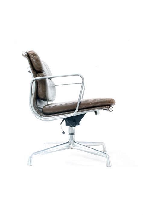 The eames lounge chair and ottoman debuted on national television in 1956. Vintage Charles Eames office chair - WAUWSHOP Belgium