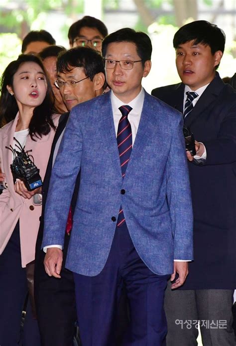 경찰 출석하는 김경수 의원