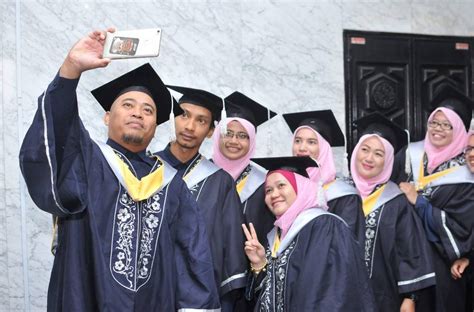 This is majlis konvokesyen kolej komuniti wilayah johor part 2 by hilmi mastuki on vimeo, the home for high quality videos and the people who love them. 139 graduan KKYT terima diploma, sijil | KKYT | Kolej ...