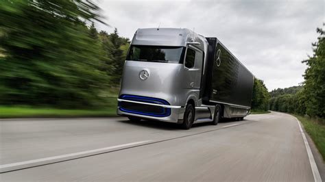 Daimler Reveals Long Haul Hydrogen Fuel Cell Semi For Series Production