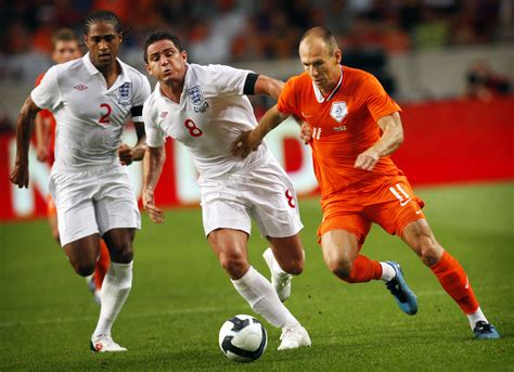 Voetbal is een nationale sport in nederland. Versterk aanpak match fixing - Esther de Lange