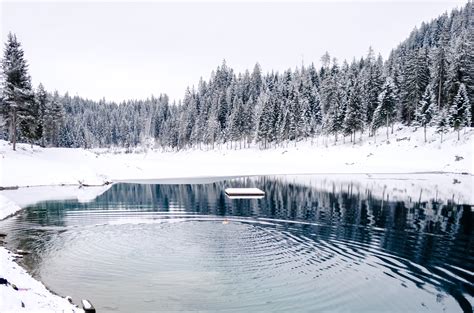 Теплые озера на снежной зимой фото