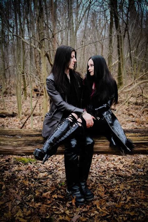 goth couple discussing what they have in common … uomini capelli lunghi abbigliamento gotico