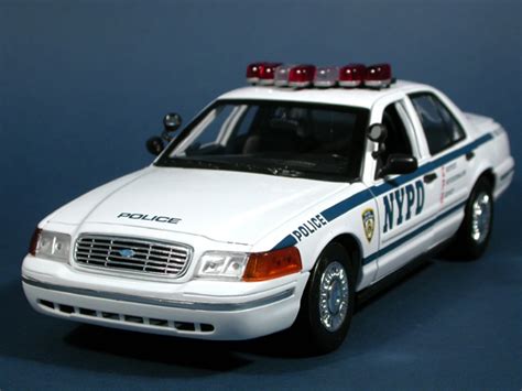 2004 Ford Crown Victoria Nypd Police Car Diecast Model Car 118 Scale