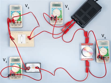 Un circuit en dérivation est un montage électrique dans lequel on peut trouver au moins deux boucles de courant. Circuit série et tension.