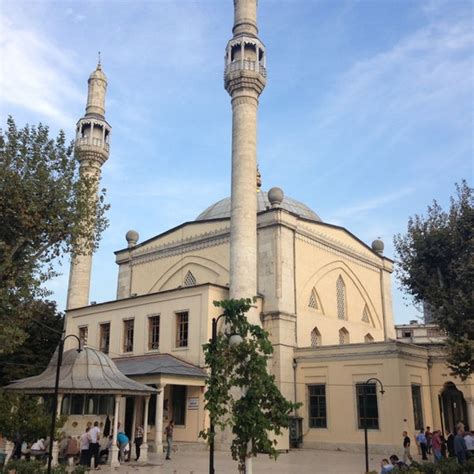 Piyalepaşa 185 metre uzaklıkta, 3 dk yürüme mesafesi. Güzelce Kasımpaşa Camii - Beyoğlu'da Cami