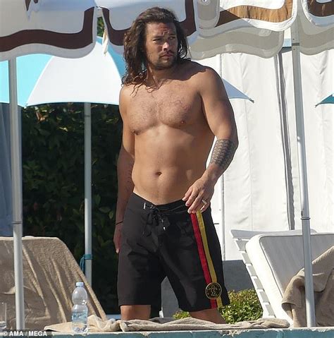 Jason Momoa Is A Dripping Wet Aquaman As He Goes Shirtless In Venice