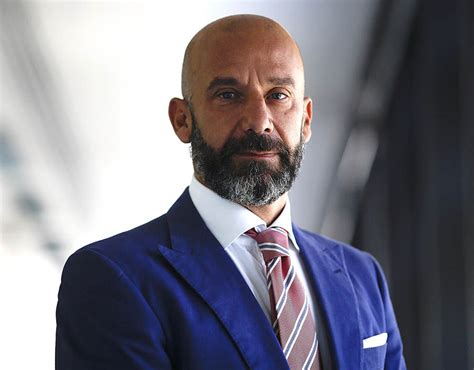 Nasce a cremona il 9 luglio 1964 e proprio nella squadra della sua città natale inizia la carriera, arrivando a disputare quattro campionati in prima squadra. Gianluca Vialli | Footballers before they were bald ...