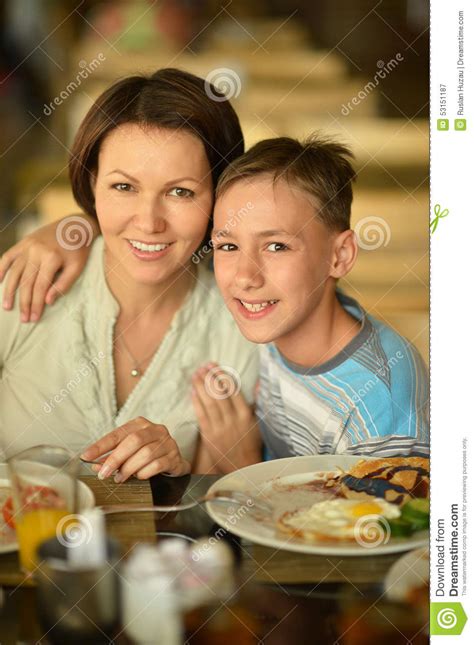 Madre E Hijo En El Desayuno Imagen De Archivo Imagen De Retrato