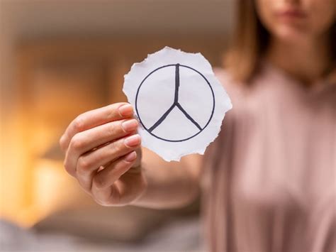 Free Photo Close Up Of A Woman Holding A Peace Sign