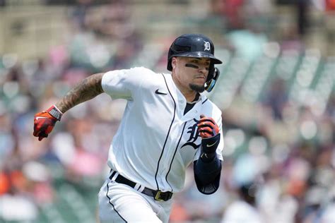 zack short homers javier báez gets 1 000th hit to lead tigers over royals 9 4