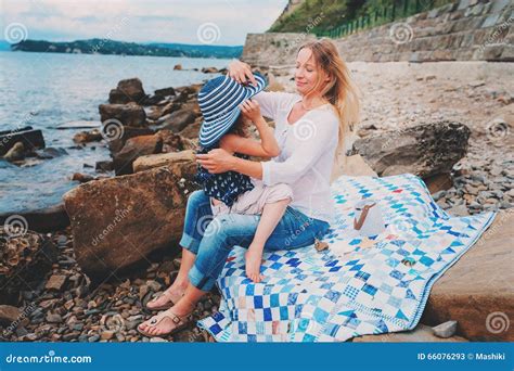 Retrato De La Madre Feliz Y De La Hija Que Pasan El Tiempo Junto En La