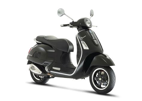 Dapat dilihat dari sisi depan yang memiliki headlamp led dengan aksen frame matt. First ride: Vespa GTS 300 Super review | Visordown