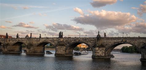 Prague's most stunning bridge spans 156 arches and is.. Karlův most odolá jakékoliv velké vodě, tvrdí správce ...