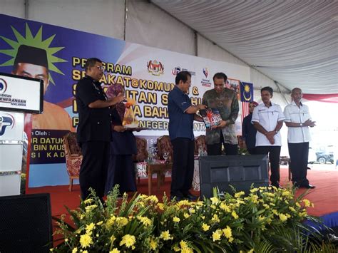 Cara kerajaan malaysia mengimbangkan keutamaannya akan menjadi kunci untuk memastikan populasi berpendapatan rendah dapat berpeluang untuk berkongsi dalam faedah hasil pembangunan negara. Rakyat Perlu Rebut Peluang dan Kemudahan Insentif Kerajaan ...