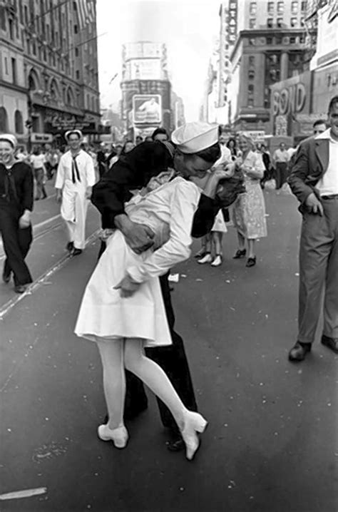 New York Stories How A Celebrated Image Marking V J Day In Times Square Has Taken On A Sinister