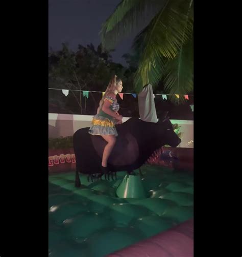 Vídeo Lexa também roubou a cena no touro mecânico da festa junina de