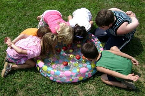 Uno de los juegos de niños al aire libre más tradicionales y divertidos es quemado. 6 ideas para jugar con los niños al aire libre en verano ...