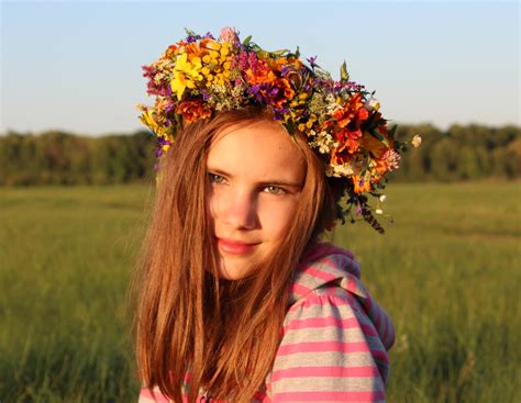 무료 이미지 자연 잔디 사람 식물 소녀 여자 머리 사진술 목초지 귀엽다 초상화 모델 봄 빨간 청소년